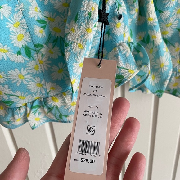 NWT BCBGeneration floral daisy blouse - Picture 3 of 7